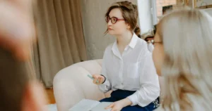 Choisir entre accompagnement individuel et médiation